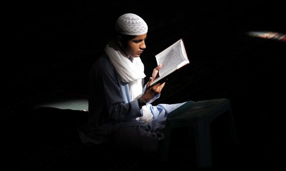 Un hombre lee el Corán en una mezquita durante el mes del Ramadán en Peshawar, Pakistán. EFE/Bilawal Arbab