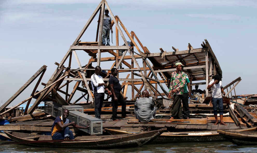 Trabajadores desmantelan la escuela flotante de Makoko después de que se derrumbase en la comunidad pesquera de Makoko en la laguna de Lagos, Nigeria. REUTERS / Akintunde Akinleye