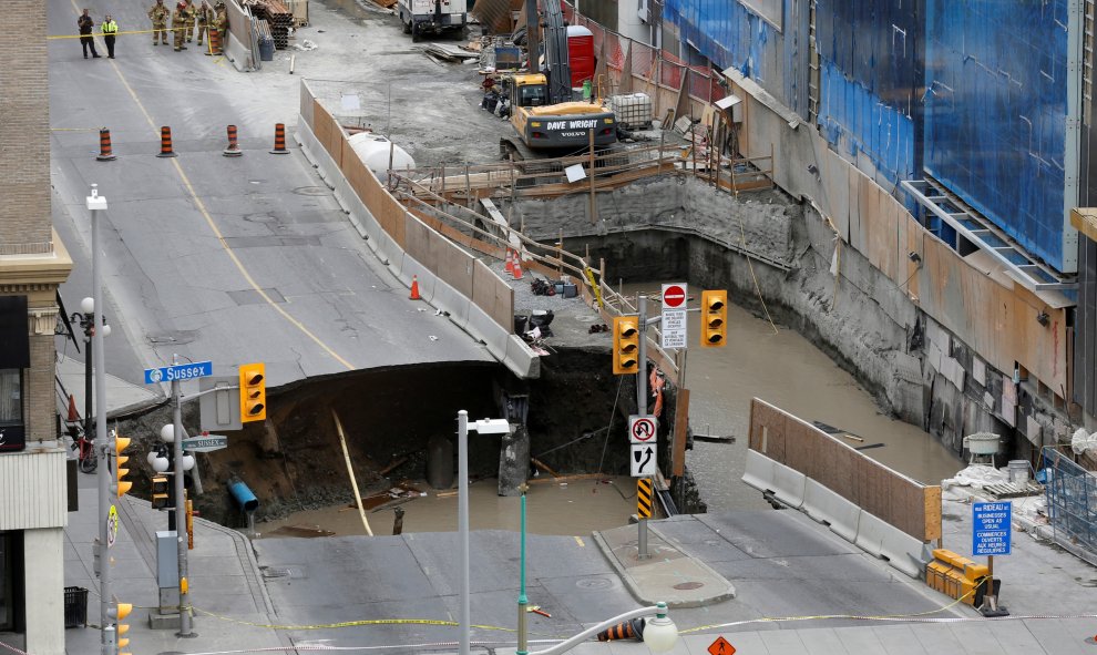 Los trabajadores de emergencia miran un gran deslizamiento de tierra en Ottawa,Ontario, Canadá. REUTERS / Chris Wattie