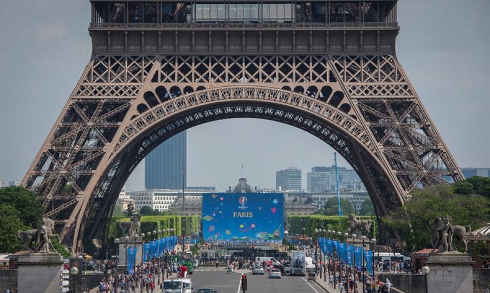 Vista general de la zona de aficionados instalada junto a la torre Eiffel, en París, Francia. EFE/Jeremy Lempin