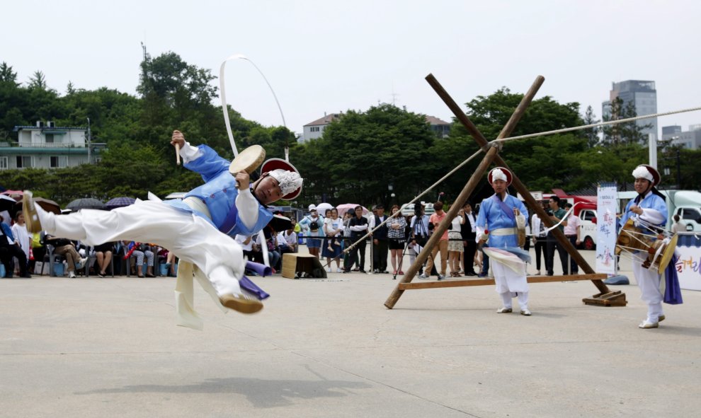 Acróbatas y músicos actúan durante la celebración del Festival Dano en Seúl, Corea del Sur. EFE/Jeon Heon-Kyun