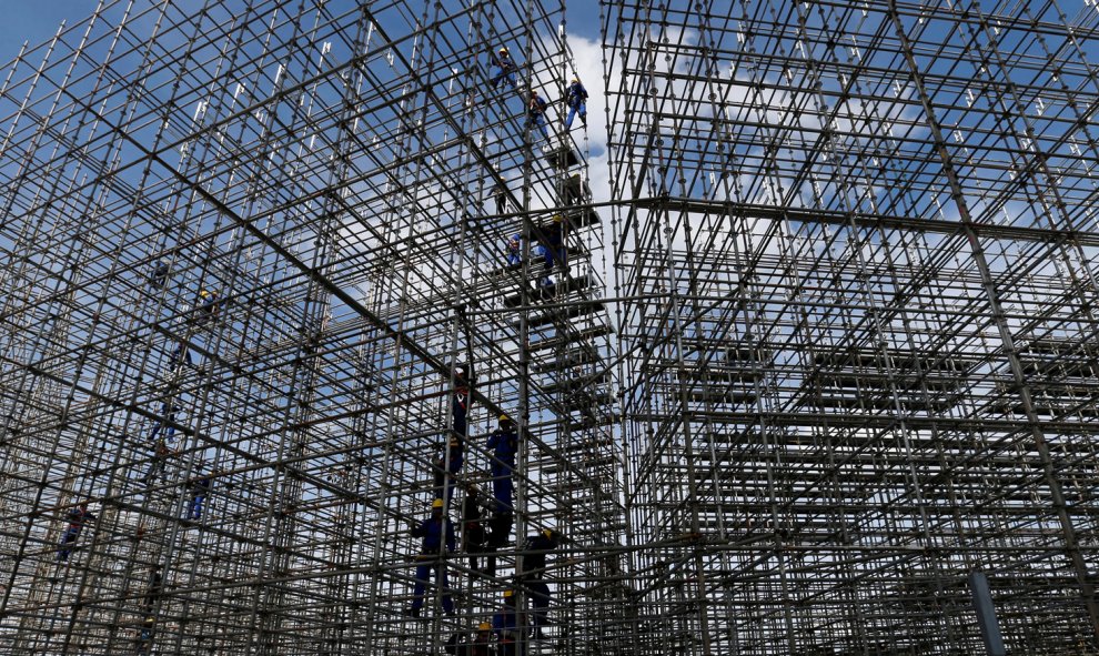 Trabajadores durante la construcción de la sede de voleibol playa de los Juegos Olímpicos 2016 en la playa de Copacabana en Río de Janeiro. REUTERS/Sergio Moraes