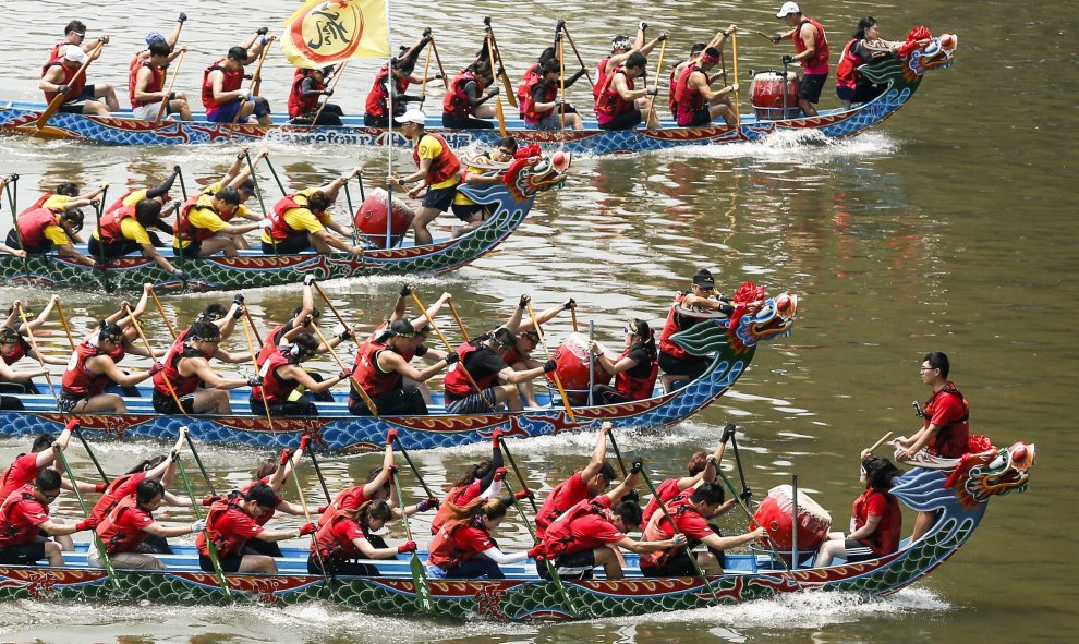 Varias personas reman en barcos de dragón durante la celebración del Festival del Barco de Dragón en Taipei (Taiwán). EFE/Ritchie B. Tongo