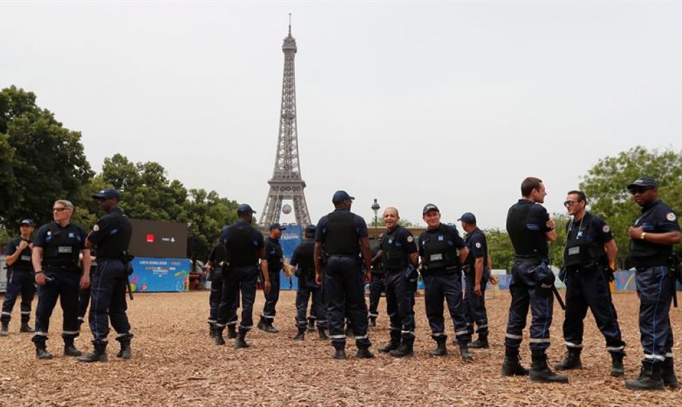 Vista de los controles de seguridad alrededor de la zona de seguidores junto a la torre Eiffel en París, Francia hoy 10 de junio de 2016 con motivo del comienzo de la Eurocopa. EFE/Ian Langsdon