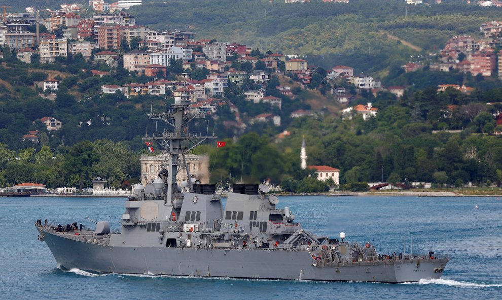 Destructor de la armada de EEUU, USS Porter, zarpa en el Bósforo , en su camino hacia el Mar Negro en Estambul.- REUTERS / Murad Sezer