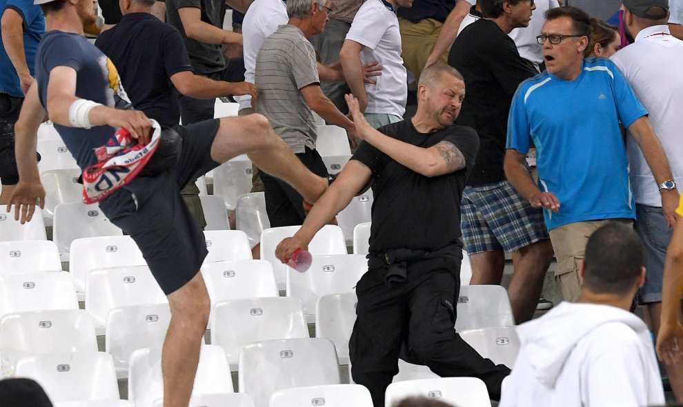 Un hincha inglés propina una patada a otro subido a un asiento del estadio Vélodrome de Marsella. /EFE