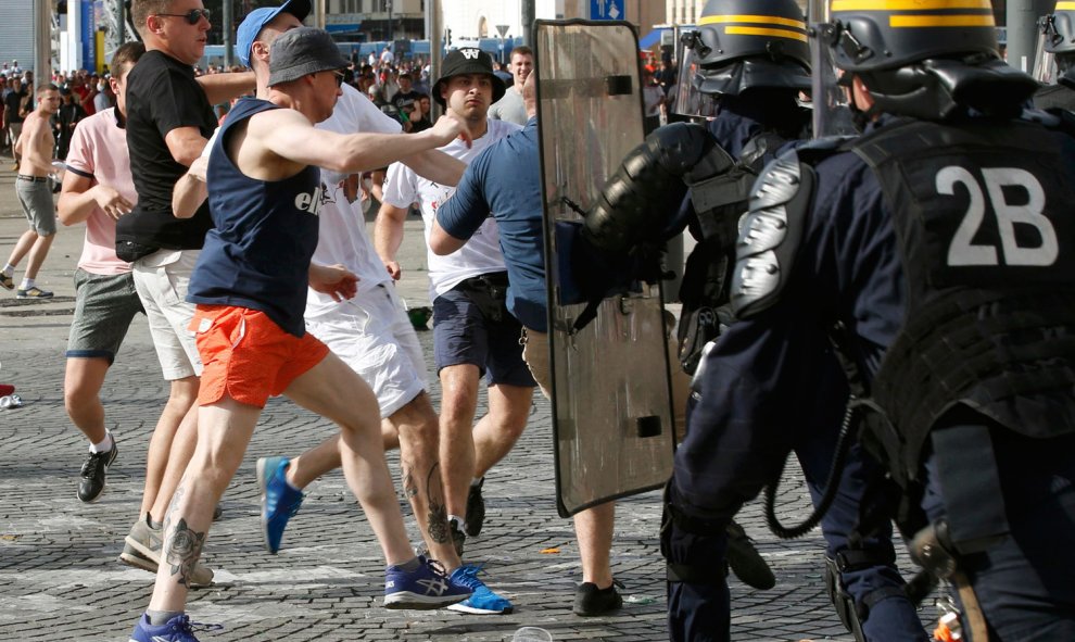 Ultras ingleses dan patadas a los escudos de los antidisturbios ayer por la tarde en Marsella. /REUTERS