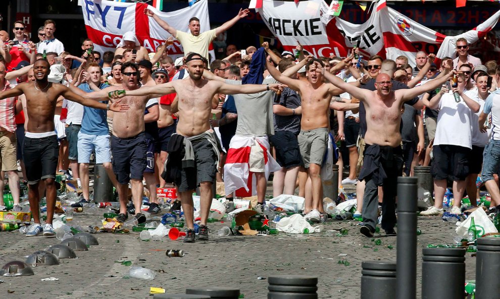 Una hilera de ultras ingleses desafían a la Policía por las calles de Marsella. /REUTERS