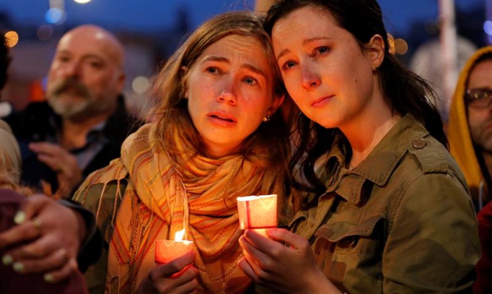 Varias personas sostienen velas durante una vigilia en San Francisco, Estados Unidos, en recuerdo a las víctimas del tiroteo en la discoteca gay Pulse de Orlando. EFE/John G. Mabanglo