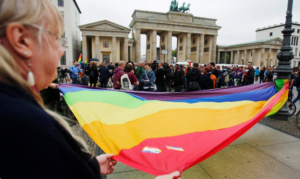Concentración en apoyo a las víctimas de la masacre en Orlando contra el colectivo LGTB frente a la sede de la embajada de los EEUU en Berlín, Alemania.- REUTERS