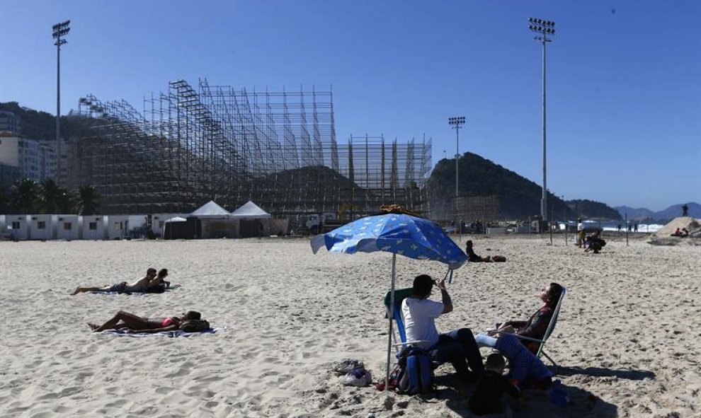 La Alcaldía de Río de Janeiro ordenó la interrupción de las obras del complejo olímpico de voleibol de playa en Copacabana debido a la falta de una licencia ambiental requerida para las obras en Río de Janeiro, Brasil. EFE/MARCELO SAYAO