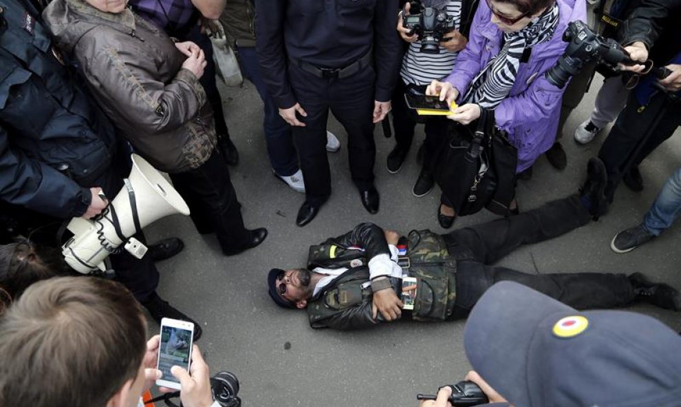 Un activista participa en una marcha organizada por la oposición delante del Kremlin de Moscú en el lugar donde el dirigente opositor ruso Boris Nemtsov fue asesinado. Boris Nemtsov, político liberal y enemigo acérrimo del presidente ruso Vladímir Putin,