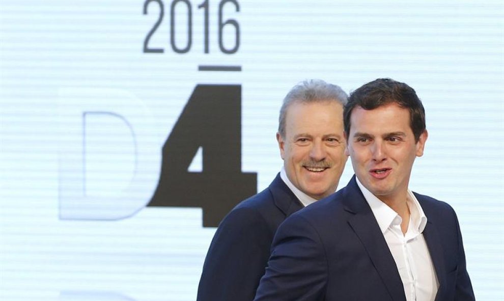 El candidato por Ciudadanos a la presidencia del Gobierno, Albert Rivera (d), acompañado por el presidente de la Academia de la Televisión, Manuel Campo Vidal, posa a su llegada al Palacio Municipal de Congresos de Madrid, donde se celebra el único debate