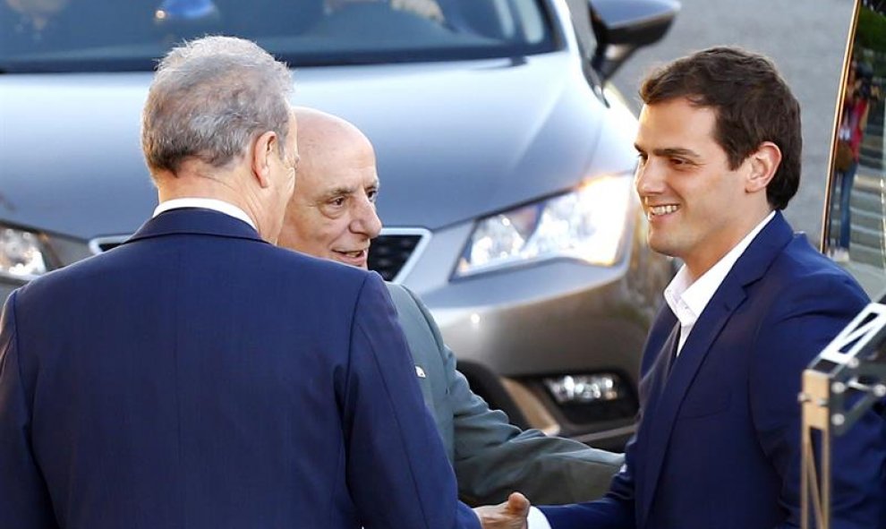 El candidato por Ciudadanos a la presidencia del Gobierno, Albert Rivera (d), es recibido por el presidente de la Academia de la Televisión y director del debate, Manuel Campo Vidal y el director y realizador del debate, Fernando Navarrete (c), a su llega