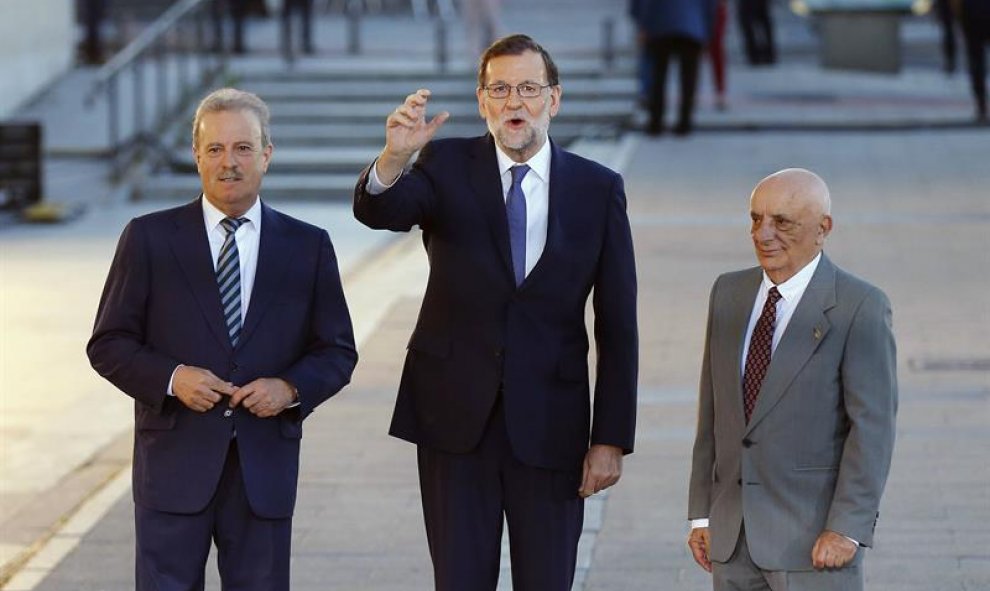 El presidente del Gobierno en funciones y del PP, Mariano Rajoy (c), acompañado por el presidente de la Academia de la Televisión, Manuel Campo Vidal (i), y el realizador Fernando Navarrete (d), a su llegada al Palacio Municipal de Congresos de Madrid, do
