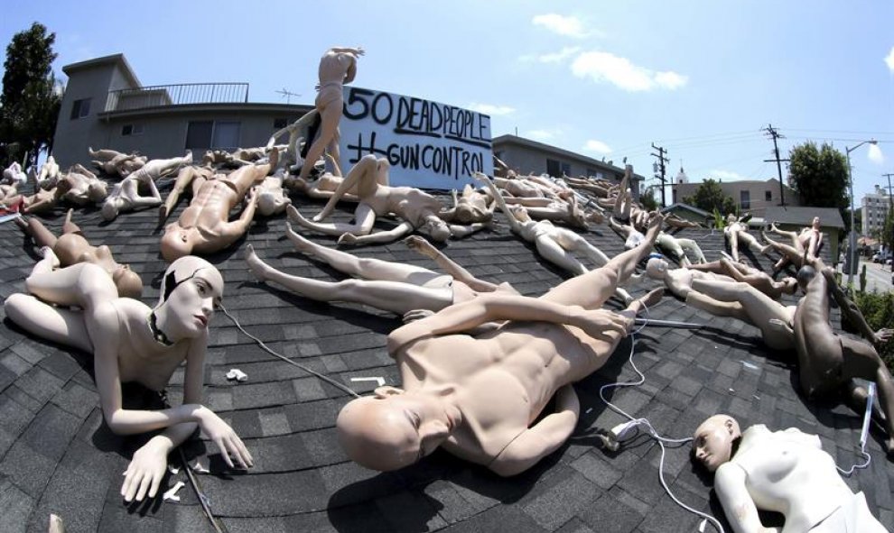 Maniquíes que representan a las 50 víctimas del ataque terrorista en Orlando, Florida, adornan el techo del apartamento del artista estadounidense Chad Michael Morrisette en West Hollywood, California. EFE/MIKE NELSON