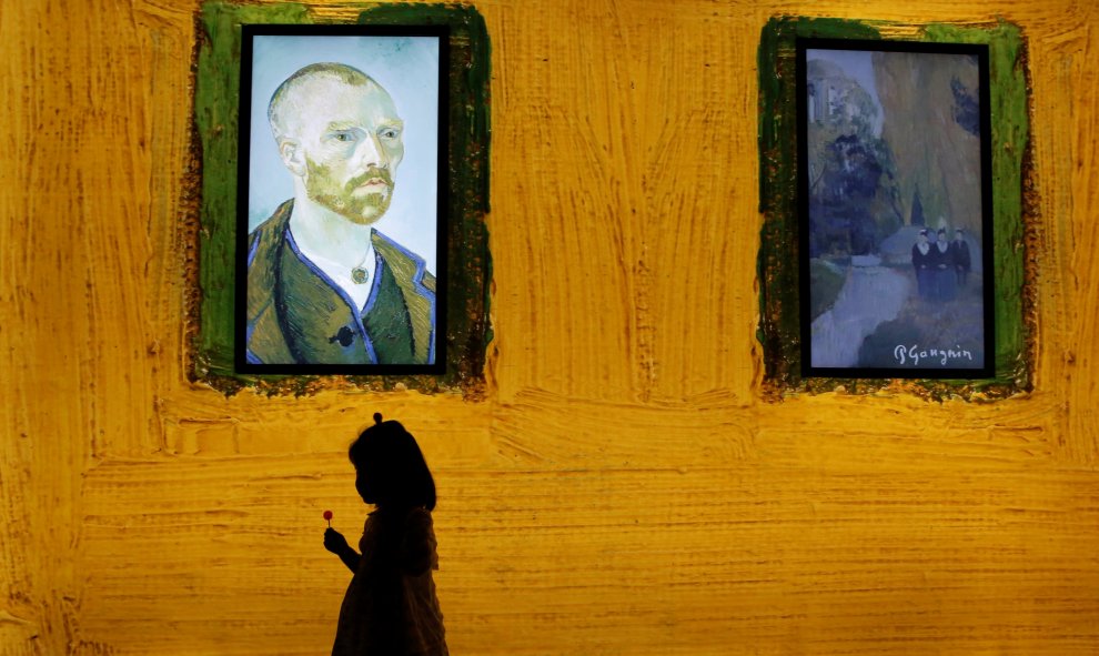 Una niña pasa junto a una pantalla en el estreno mundial de la exposición 'Meet Vincent van Gogh' en Pekín. REUTERS/Kim Kyung-Hoon