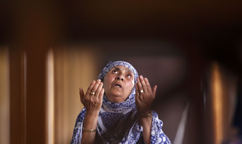 Una mujer musulmana reza durante el mes de ayuno del Ramadán en Srinagar, India. REUTERS/Danish Ismail