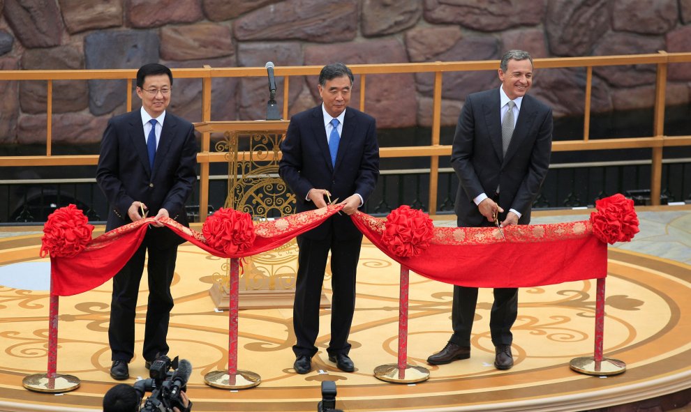 El alcalde de Shangai, el Viceprimer Ministro chino y el Director Ejecutivo del resort inauguran el parque