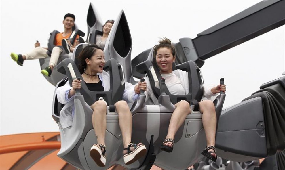 Dos chicas inauguran una de las atracciones en el parque temático de Disney
