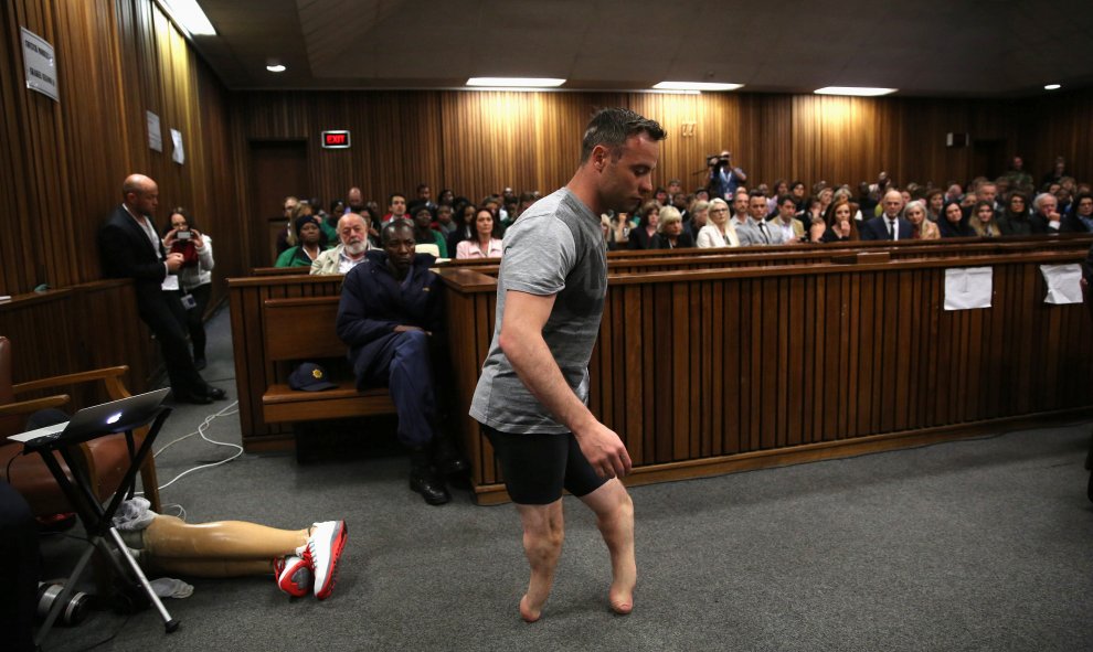 El medallista paralímpico Oscar Pistorius anda sin sus prótesis en la corte durante el tercer día de audiencias por el juicio en el que se le acusa de asesinar a su expareja en Sudáfrica.  REUTERS/Siphiwe Sibeko