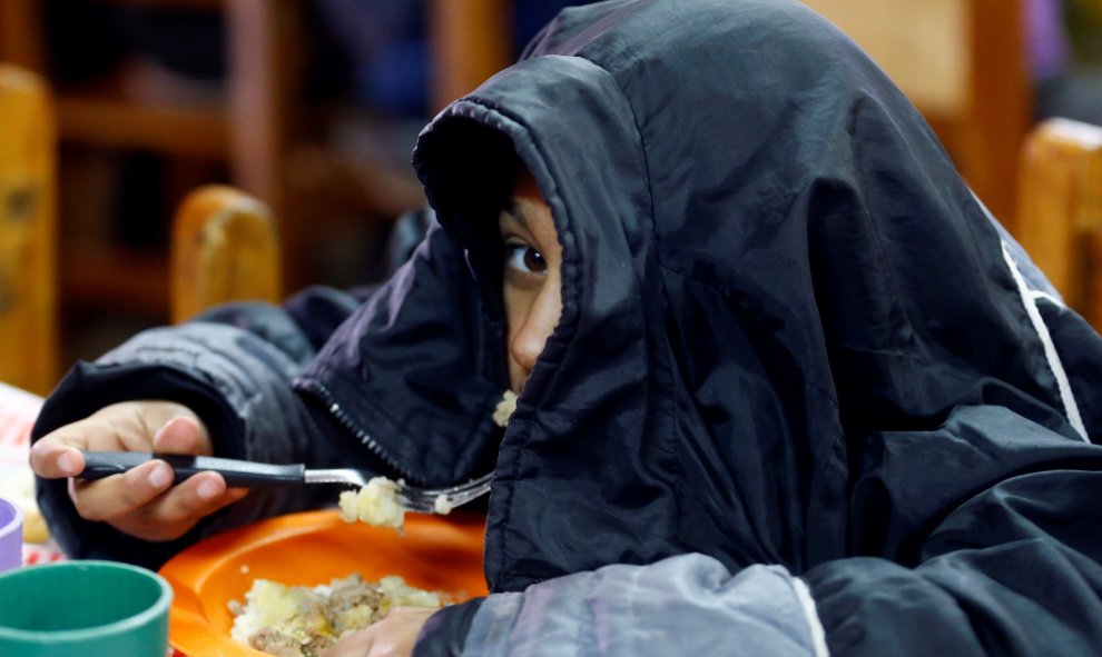 Un niño come en el centro comunitario juvenil Che Pibe en Villa Florito, a las afueras de Buenos Aires, Argentina.REUTERS/Enrique Marcarian
