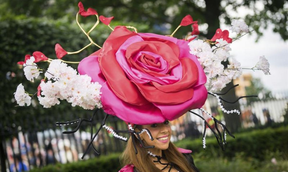 Una invitada luce una original pamela durante el "Día de las damas" en  la competición hípica de Royal Ascot. Esta cita hípica reúne cada año a lo más selecto de la sociedad británica y cuya seña de identidad son las extravagantes pamelas que acostumbran