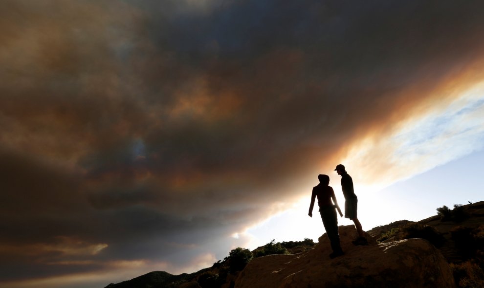 Tom y Martin observan mientras el humo se eleva en las colinas cerca de Santa Barbara. REUTERS/Mario Anzuoni