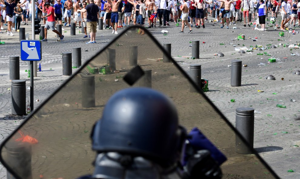 Hinchas ingleses se enfrentan a la policía antes de un partido de la Eurocopa en la ciudad de Marsella, sur de Francia. LEON NEAL / AFP