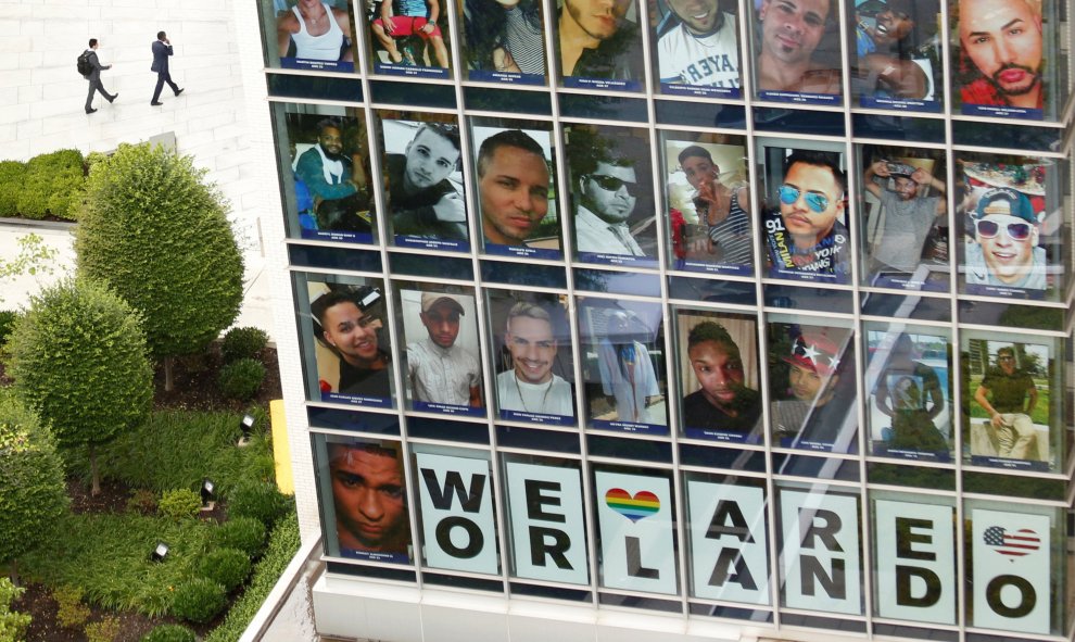 Fotografías de las 49 personas asesinadas en el tiroteo del club gay Pulse de Orlando junto a un mensaje que dice "Nosotros somos Orlando" en las ventanas de las oficinas de Human Rights Campaign en Washington, Estados Unidos. REUTERS/Kevin Lamarque