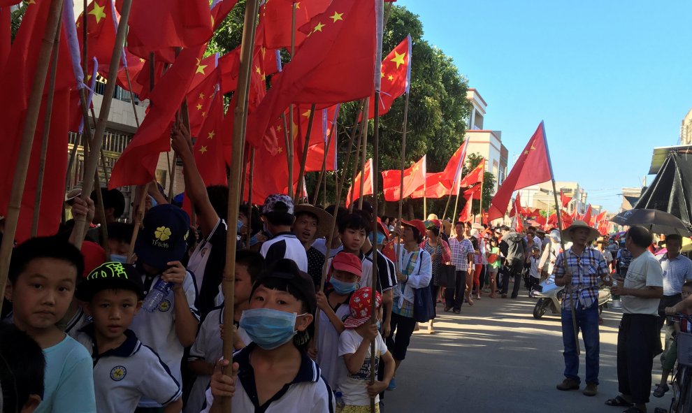 Aldeanos , incluidos escolares , participan en una protesta contra la detención de jefe del pueblo Lin Zuluan en Wukan , en la provincia de Guangdong de China.- REUTERS / James Pomfret