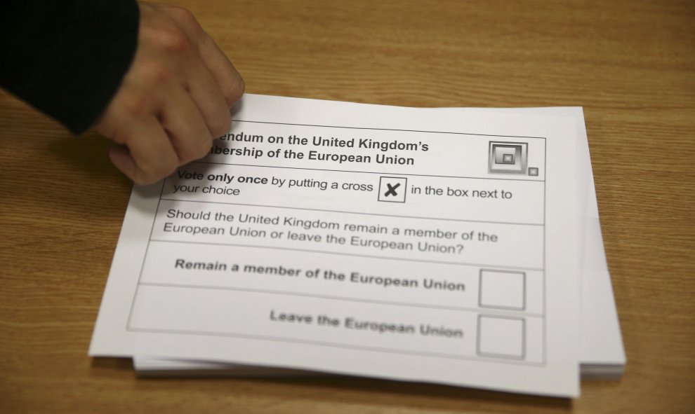 Las papeletas de la votación en las que se lee "Referendum en Reino Unido por la permanencia en la Unión Europea"