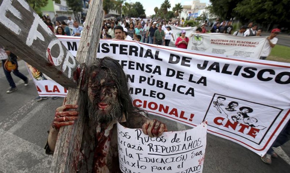 Docentes y simpatizantes del movimiento magisterial participan en una protesta en la ciudad mexicana de Guadalajara en contra de los actos violentos registrados en el estado de Oaxaca, que dejaron un saldo de ocho personas fallecidas. EFE/Ulises Ruiz Basu