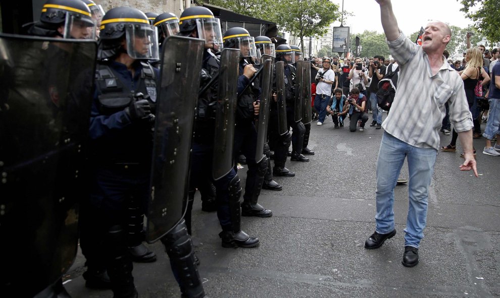 Un hombre grita frente a los policías durante una manifestación contra la reforma laboral en Francia junto a la Plaza de la Bastilla en París, Francia. REUTERS/Jacky Naegelen