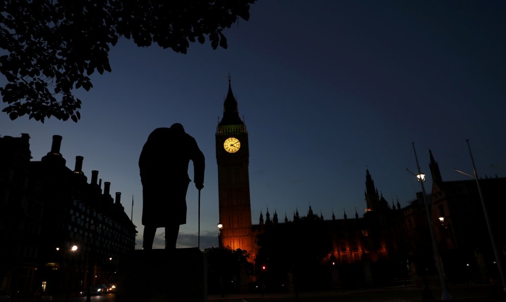 Las Casas del Parlamento y la estatua de Winston Churchill en Westminster al amanecer en Londres, Gran Bretaña. REUTERS/Stefan Wermuth