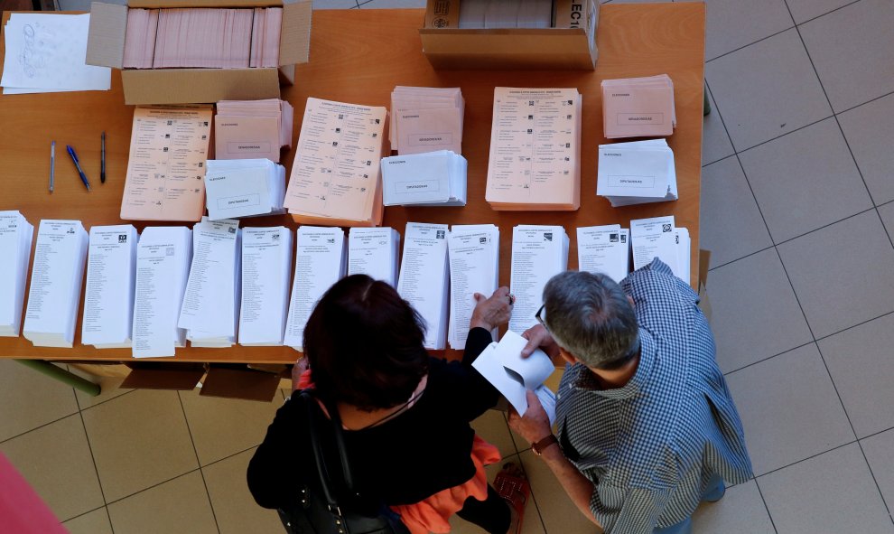 Papeletas con todas las formaciones candidatas al Congreso y al Senado a la apertura de un colegio electoral