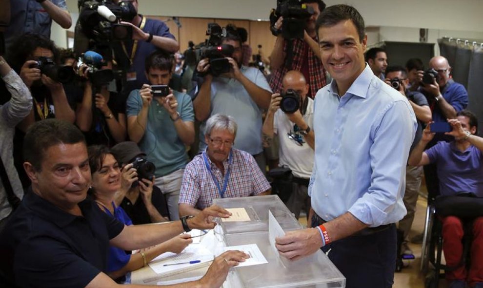 Pedro Sánchez, líder del Partido Socialista, votando esta mañana en Pozuelo de Alarcón, Madrid