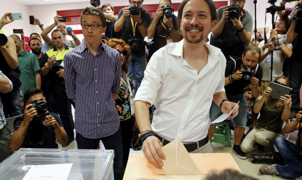 Pablo Iglesias, líder de la coalición Unidos Podemos, votando en Vallecas, Madrid, junto a su número dos, Íñigo Errejón