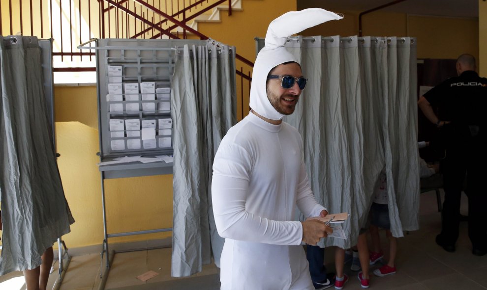 Un hombre disfrazado de espermatozoide acude a votar en un colegio electoral de Madrid