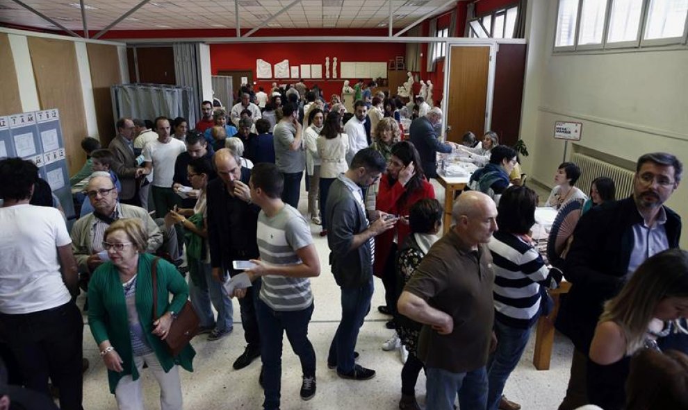 Así de lleno se encuentra el colegio electoral en Pamplona. Según datos oficiales, entre las 11 y las 14 horas, es cuando más gente acude a votar/EFE