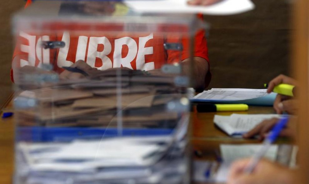 Urnas bastante llenas en un colegio electoral de San Sebastián. A las 14 horas, la participación era del 36,87%/EFE
