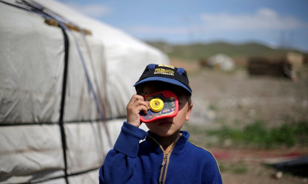 Un niño de 7 años juega en un pueblo A las afueras de Ulan Bator, Mongolia. REUTERS / Jason Lee