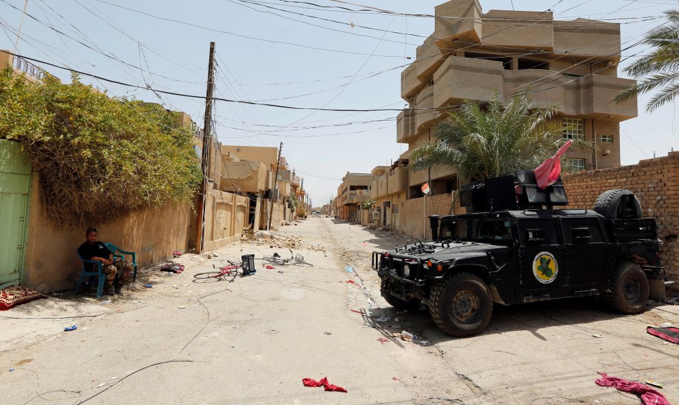 Un vehículo militar en una calle de Faluya después de que fuerzas gubernamentales recuperasen la ciudad dominada por el Estado Islámico, Irak.- REUTERS / Ahmed Saad