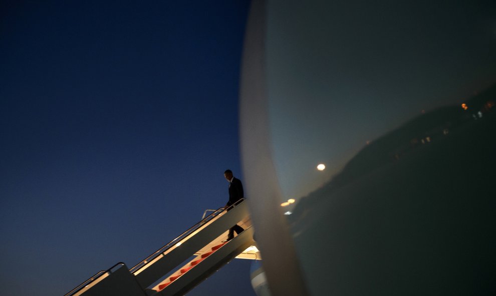 El presidente estadounidense Barack Obama se baja del Air Force One en Maryland a su regreso de Ottawa, Canadá. Brendan Smialowski / AFP