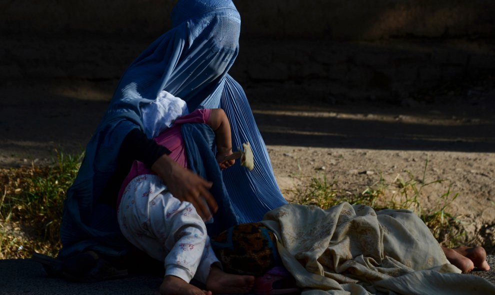 Una mujer afgana pide limosna con sus hijos durante el mes sagrado del Ramadán. AREF KARIMI / AFP