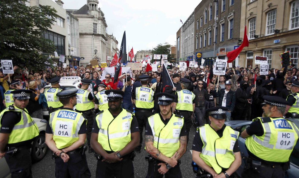 La policía vigila la marcha contra el Brexit.- REUTERS
