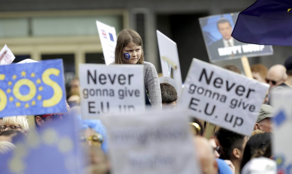 Manifestantes sostienen pancartas reivindicando la no salida del Reino Unido de la UE.- REUTERS