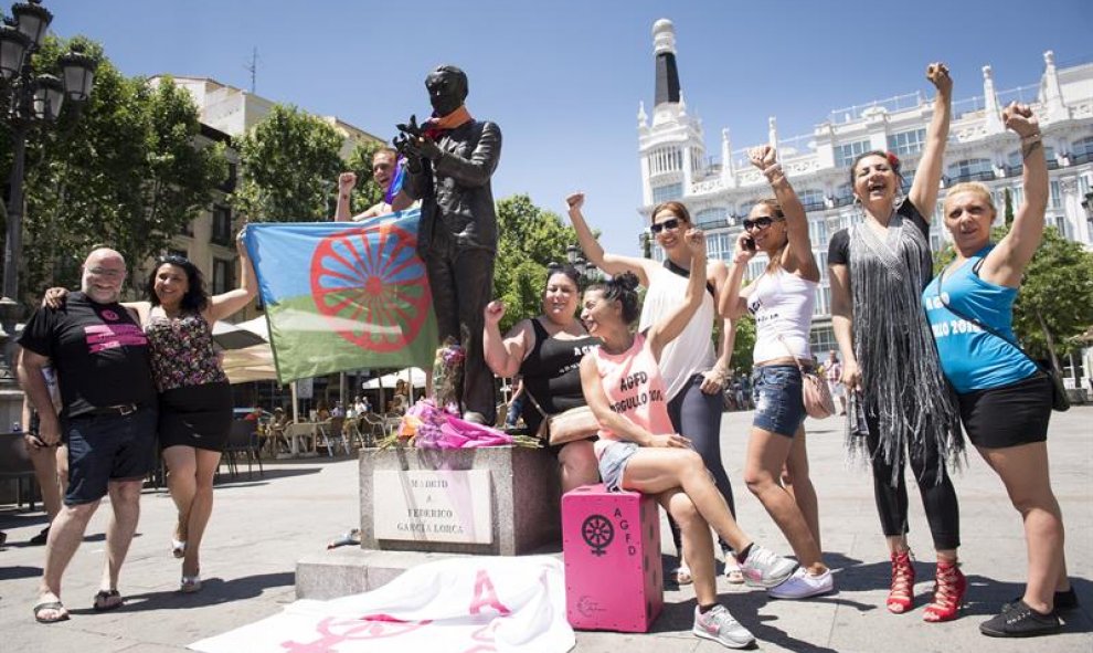 -La Asociación para la Recuperación de la Memoria Histórica y la Asociación de Gitanas Feministas por la Diversidad organizan el acto "Memoria con orgullo, orgullo con memoria", celebrado ante la estatua de Federico García Lorca en la madrileña plaza de S