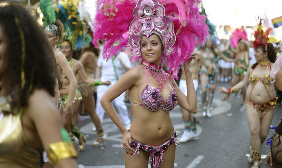 Una asistente a la manifestación del Orgullo LGTB más grande de Europa que recorre el centro de Madrid bajo el lema "Leyes por la igualdad real ¡ya!. Año de la visibilidad bisexual en la diversidad". EFE/Víctor Lerena