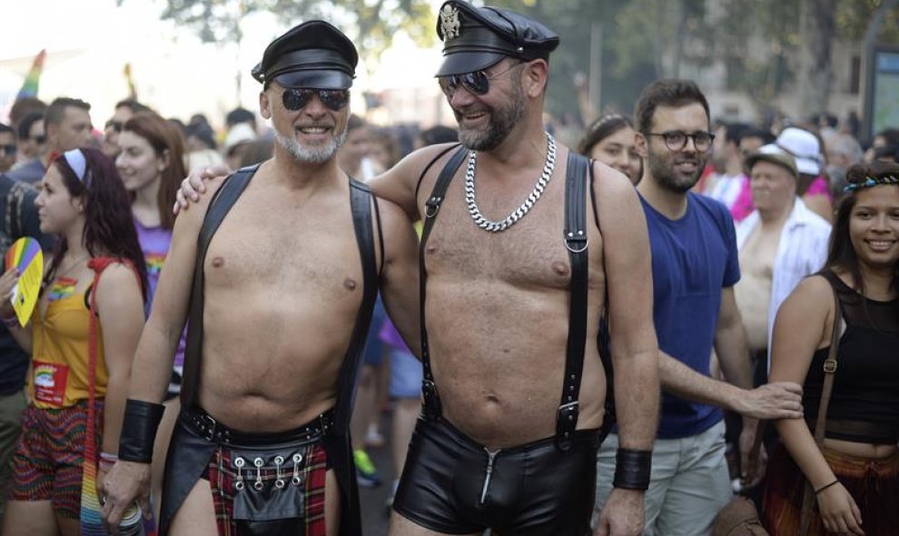 Asistentes a la manifestación del Orgullo LGTB más grande de Europa que recorre el centro de Madrid bajo el lema "Leyes por la igualdad real ¡ya!. Año de la visibilidad bisexual en la diversidad". EFE/Víctor Lerena